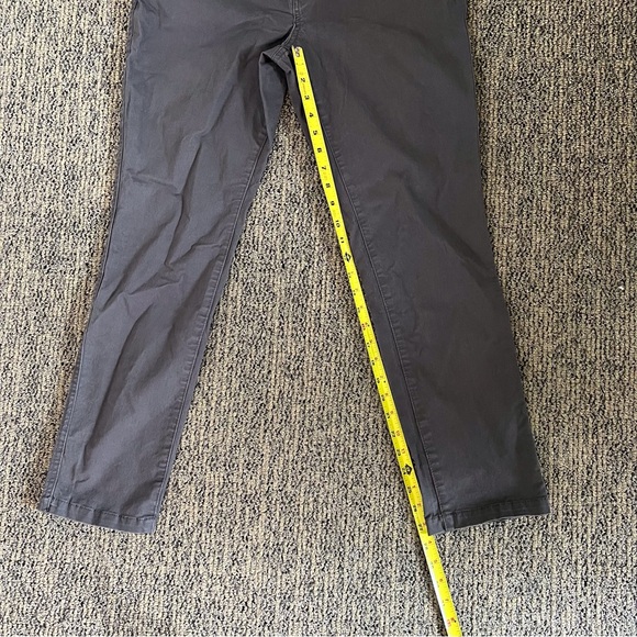 Grey chino shorts. 31 - Picture 5 of 5